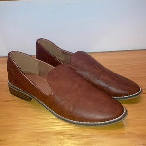 Cute tan loafers. Only worn a couple of times. Very comfortable and stylish.